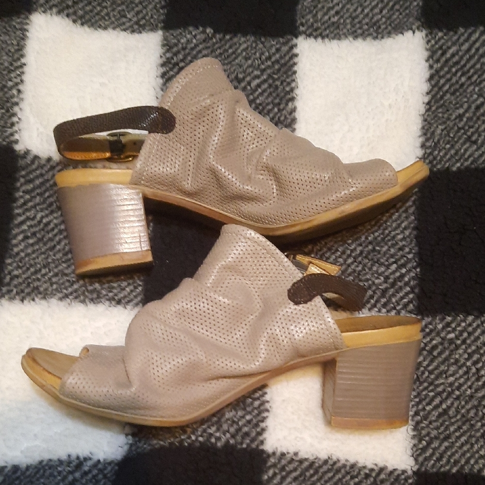 Bueno Genuine Leather Sandals Size 8 /39